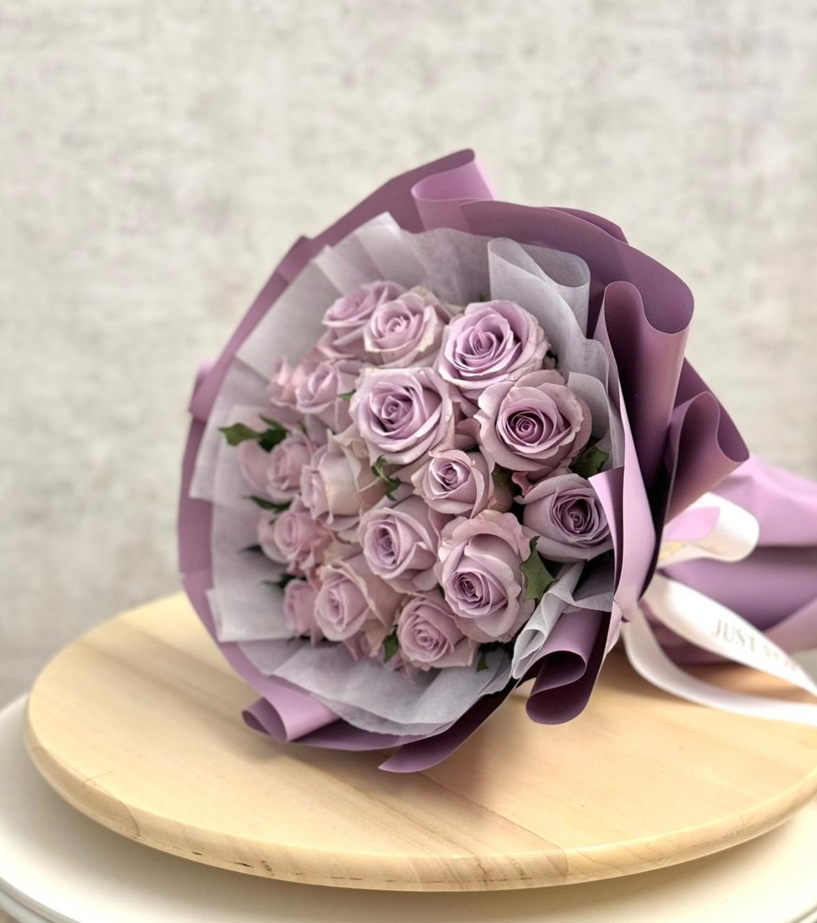Signature Round Roses Bouquet - 16 Roses – www.wgifts.sg