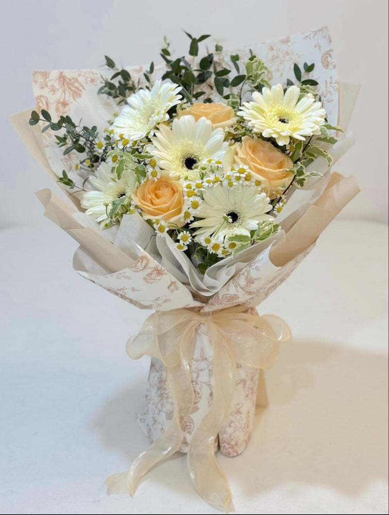 Timeless Daisy Bouquet - Champagne Roses